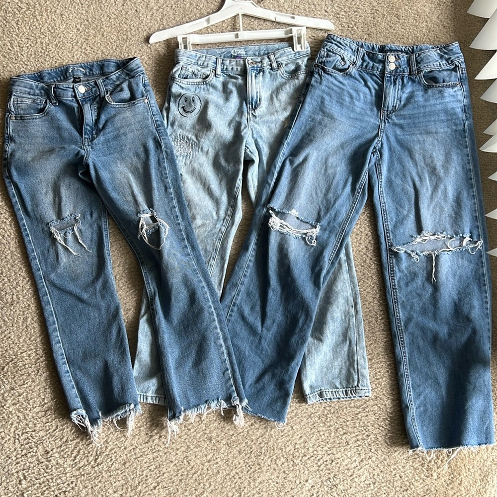 3 Pair of Highly Fashionable Girl Jeans! Act Fast!💨